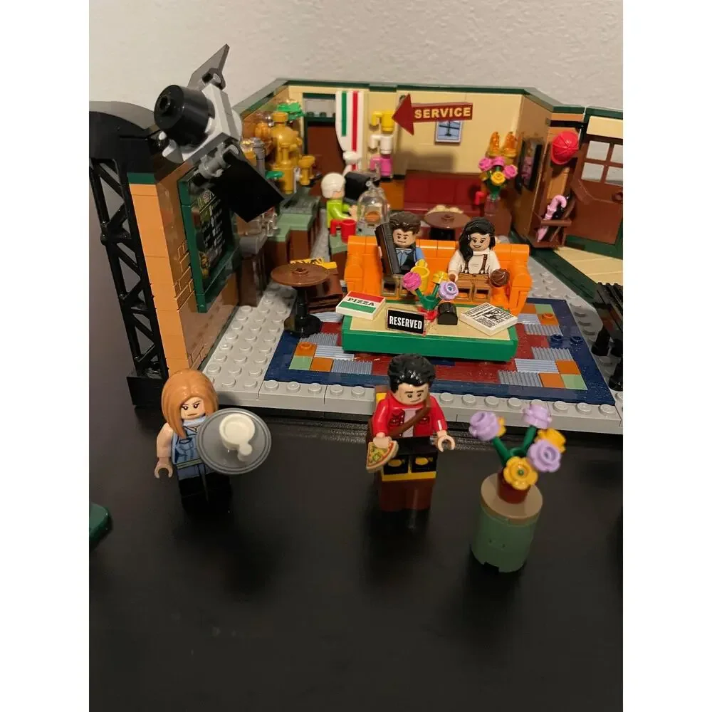 LEGO Ideas Central Perk 21319 Friends TV Series Set Minifigs Display READ DESC